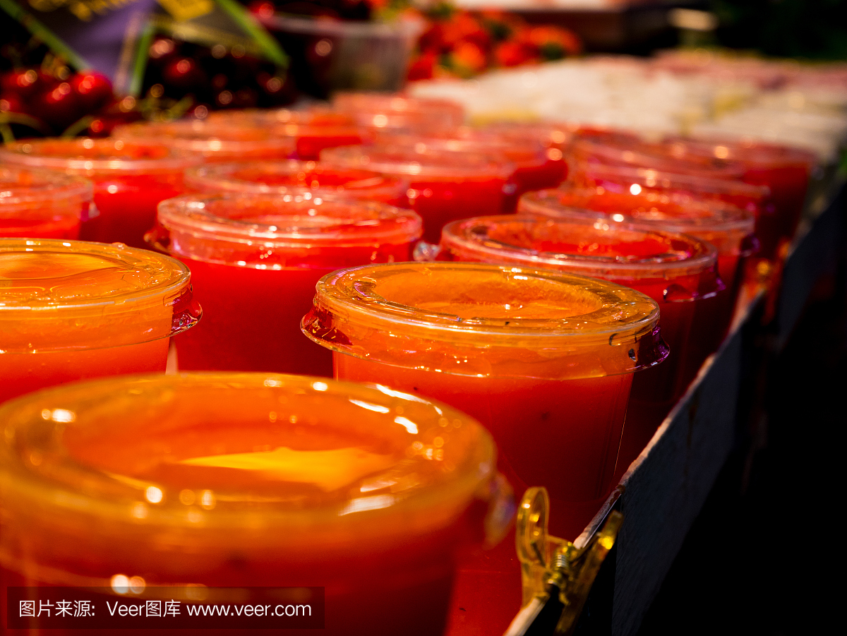 西班牙瓦伦西亚中心市场的草莓杏子奶昔