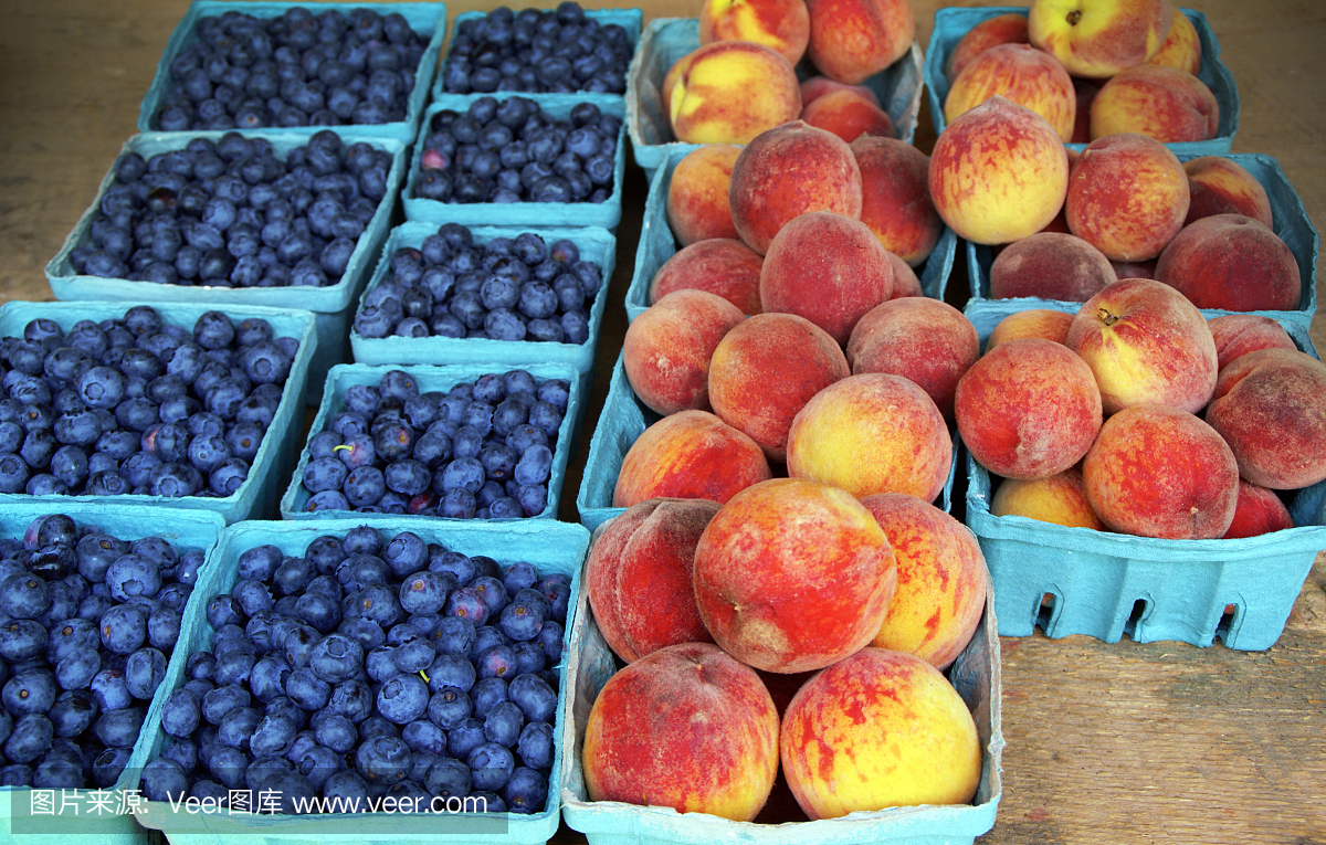 在农贸市场买桃子和蓝莓